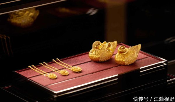 老铺黄金25年净利预增超226%，颠覆性业绩表现该咋看？