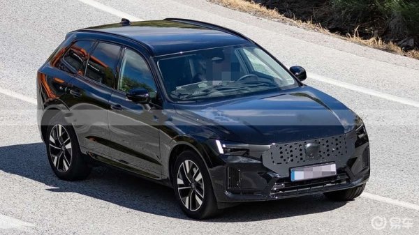 新款沃尔沃XC60谍照：全新前脸+全新内饰 中控屏幕更大