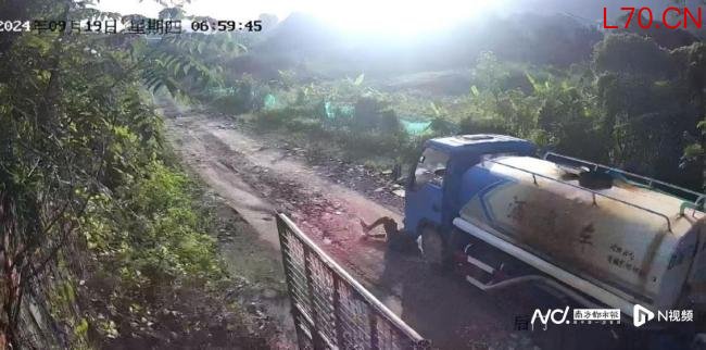 当地通报洒水车溜坡碾压司机致死 违规操作酿悲剧