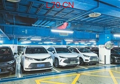 车辆发福、车大位小难题如何破解 人民日报发文详解